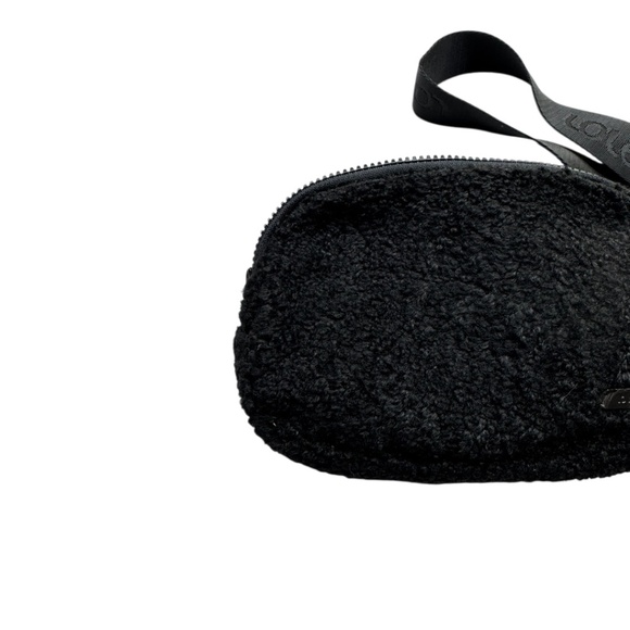 LOLE Sherpa Black Belt Bag - Picture 10 of 12